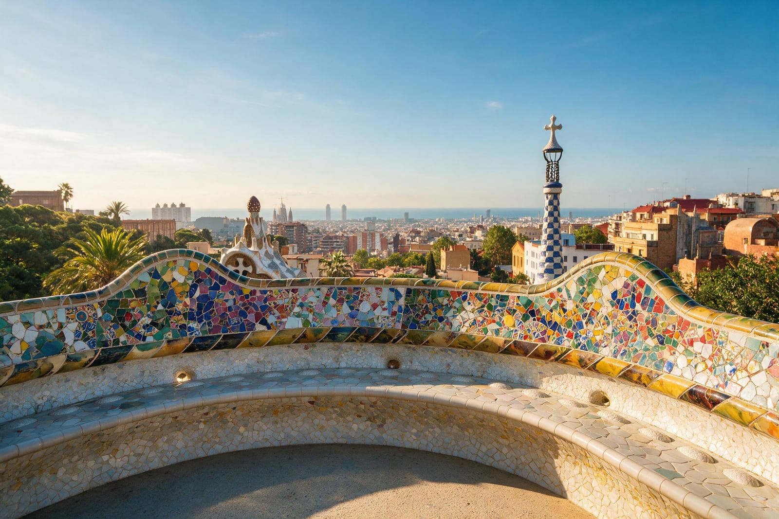 Park Güell’in renkli mozaik banklı terası ve Barselona manzarası