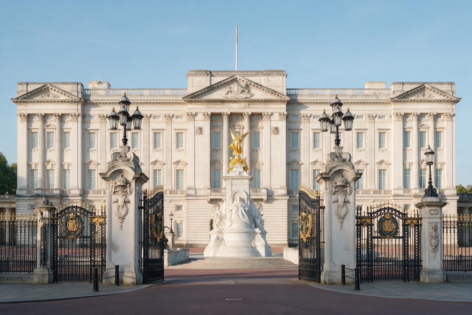 Londra Buckingham Sarayı cephesi ve Victoria Anıtı